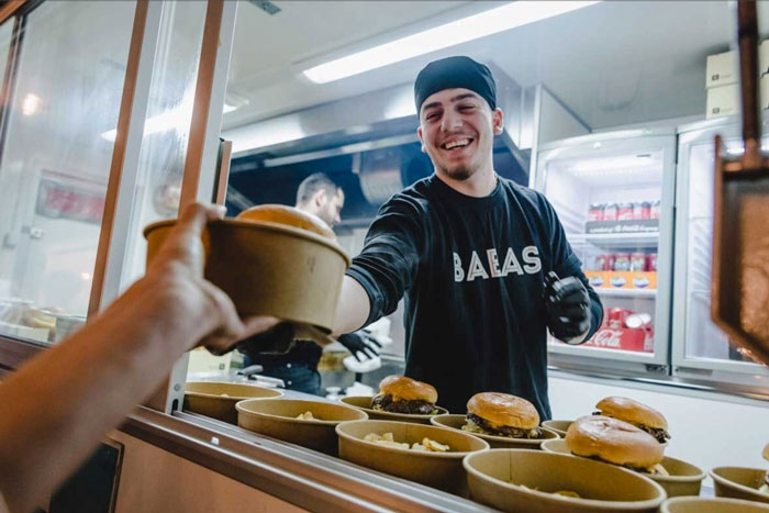 En medarbetare i en av babas foodtrucks