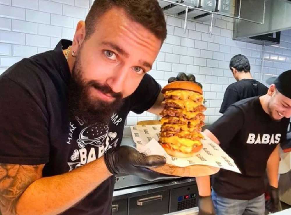 En medarbetare som håller i en burgare